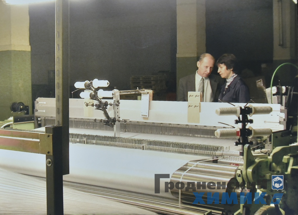 Начальник цеха Леонид Симанкович обсуждает рабочие процессы с Аллой Аверичевой